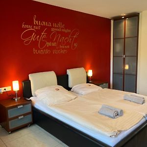 Zimmer mit Kingsize-Bett